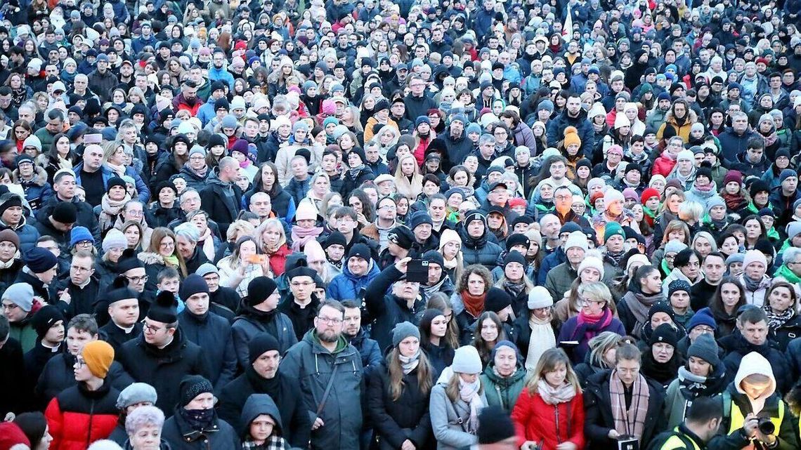 Nieśli krzyż na Majdanku. "Mój dziadek został tu zamordowany"