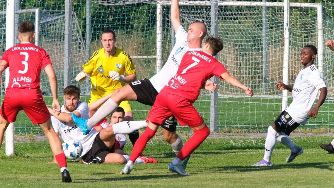 Niespodziewany bohater na Wieniawie, Tomasovia wygrała w Biłgoraju i sześć goli Lewartu