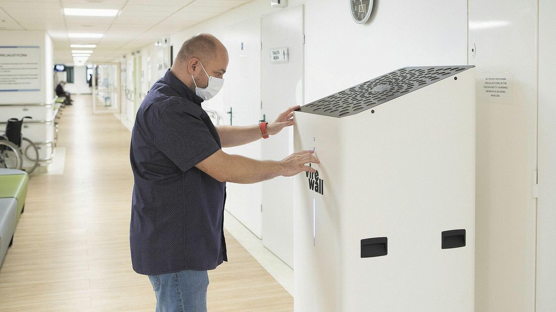 Niestraszne mu bakterie i wirusy. Nowy oczyszczacz powietrza już działa w szpitalu w Łęcznej