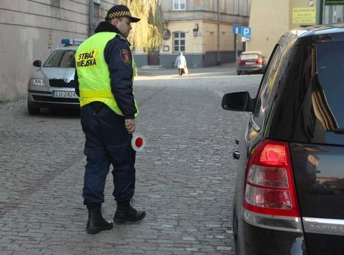 Nietypowa akcja strażników: Śnieg na dachu, pieszy na bagażniku, kobieta w oplu