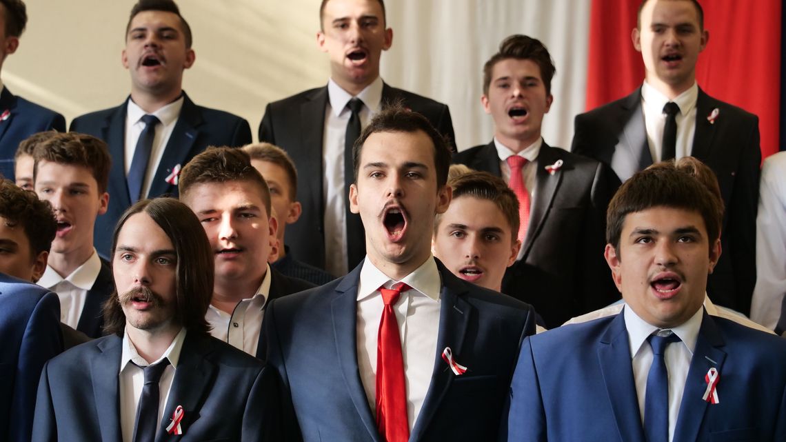 Nietypowa akcja w szkole w Lublinie. Zapuścili wąsy jak Piłsudski i odśpiewali hymn [zdjęcia]