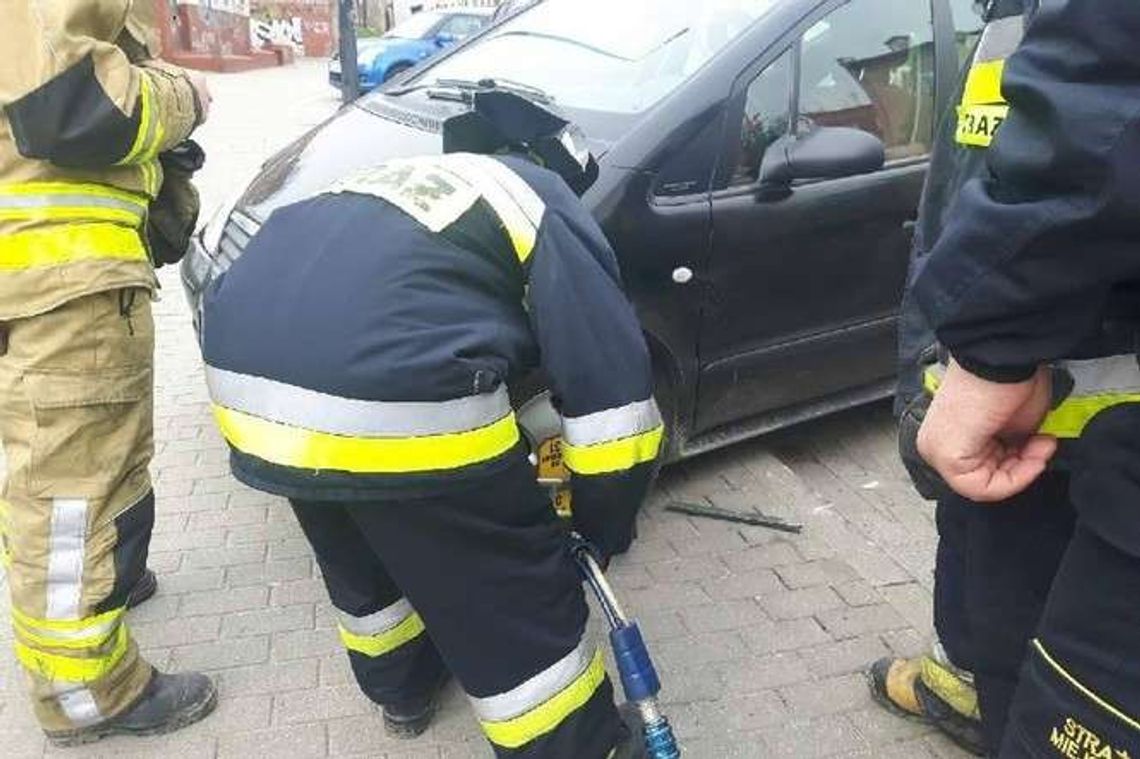 Nietypowa interwencja strażaków. Rozcinali blokadę na kole założoną przez straż miejską Nietypowa interwencja strażaków. Rozcinali blokadę na kole założoną przez straż miejską
