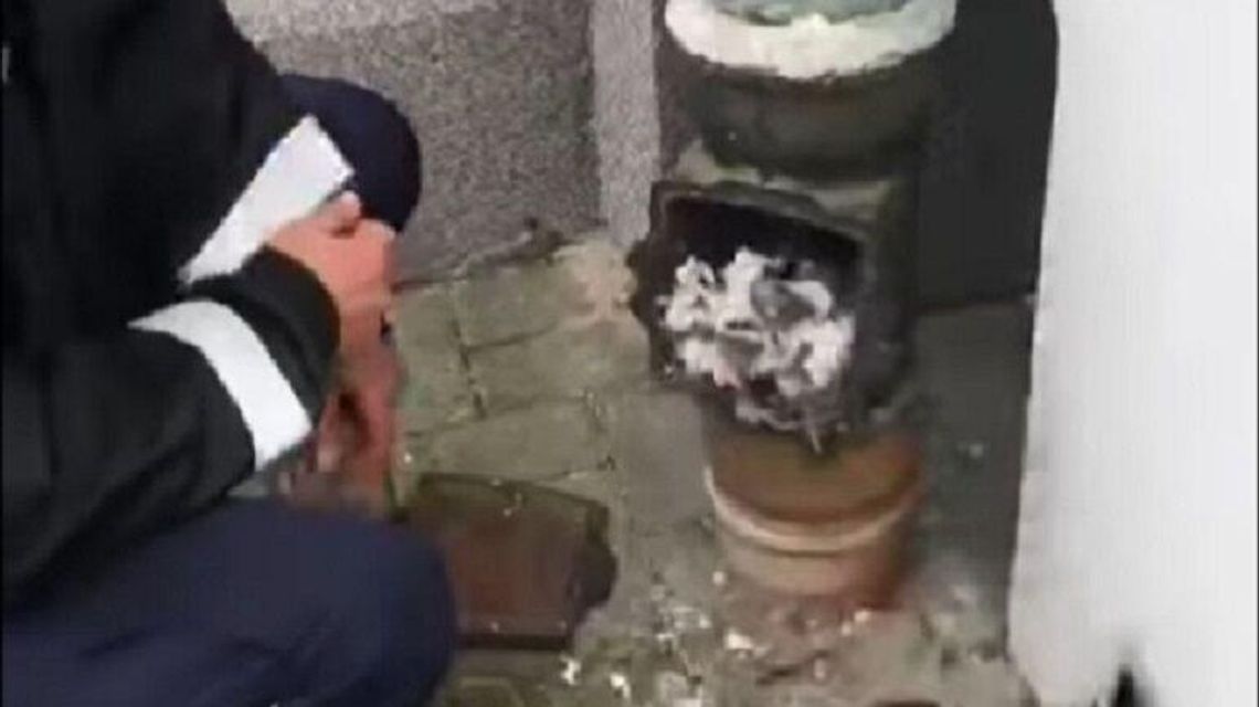 Nietypowa kryjówka kawki. Na pomoc ruszyła Straż Miejska Nietypowa kryjówka kawki. Na pomoc ruszyła Straż Miejska