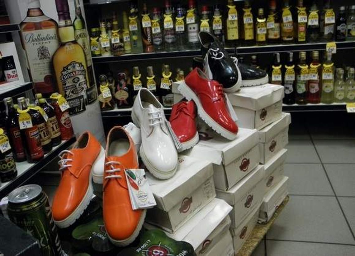 Nietypowa promocja. Zrób zakupy w monopolowym, buty dostaniesz gratis