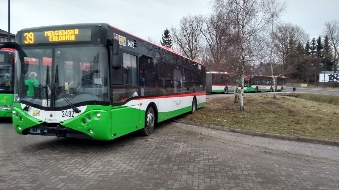Nietypowa sytuacja na przystanku końcowym. Kierowca MPK Lublin ugrzązł autobusem i zablokował pętlę [wideo]