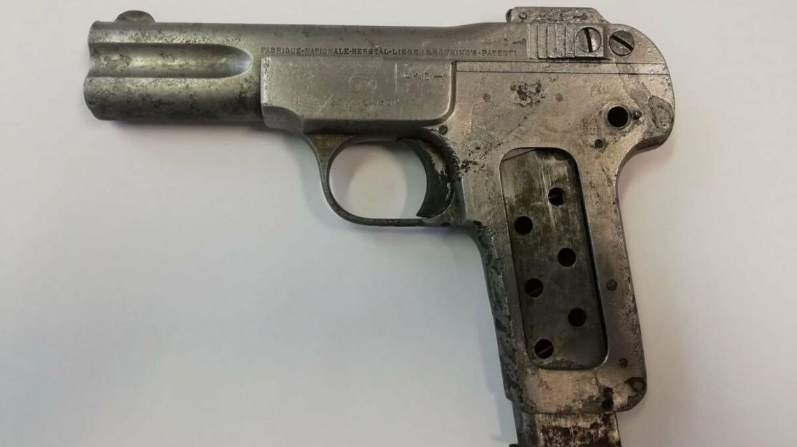 Nietypowa wizyta na komendzie. O czwartej rano i z bronią za pazuchą