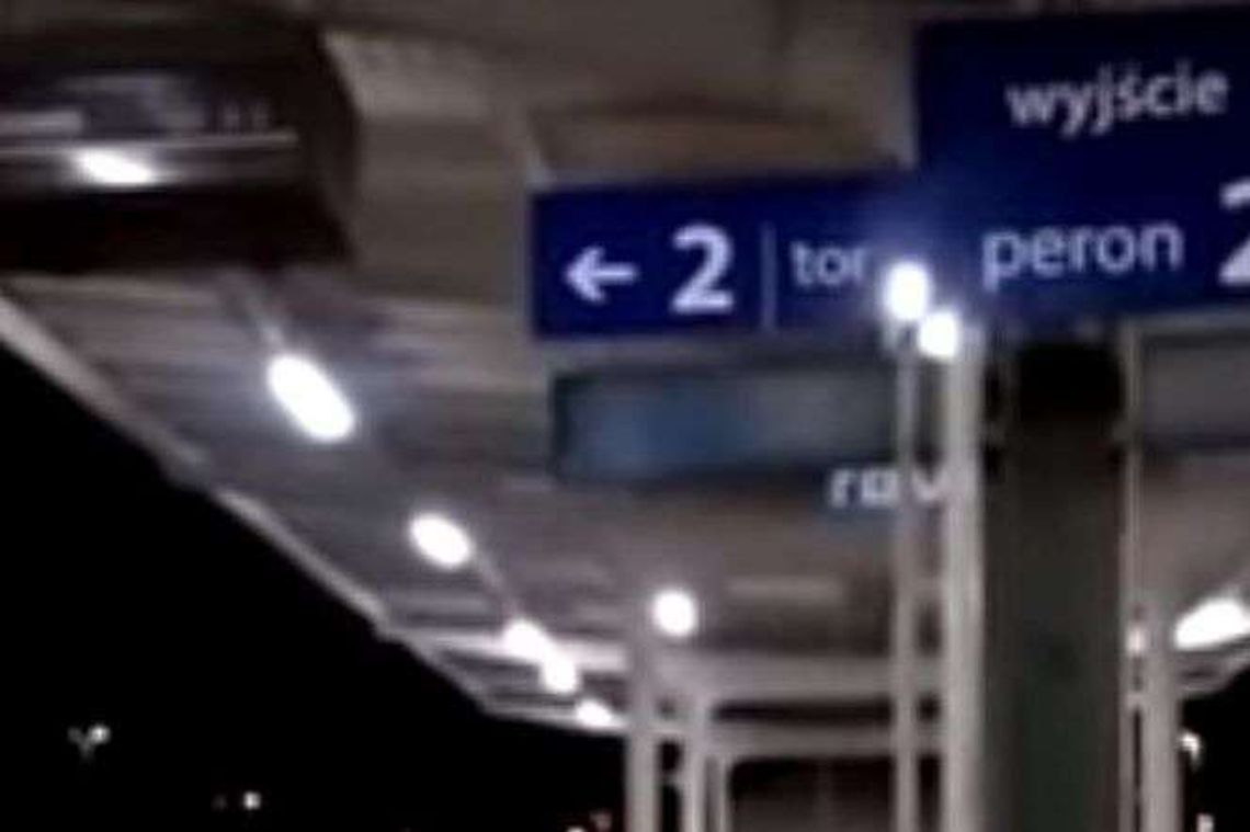 Nietypowa zapowiedź pociągu na dworcu. "Łi apoliżajs..."
