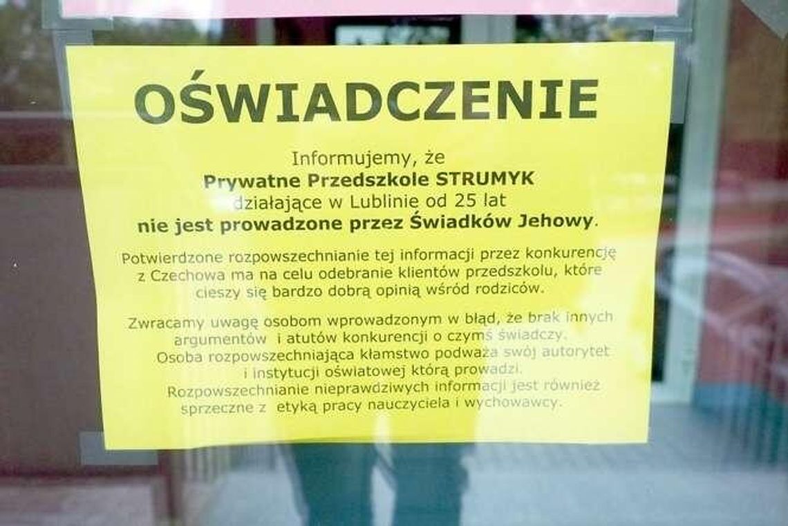 Nietypowe ogłoszenie na drzwiach przedszkola: Nie prowadzą nas świadkowie Jehowy Nietypowe ogłoszenie na drzwiach przedszkola: Nie prowadzą nas świadkowie Jehowy