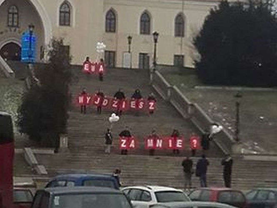 Nietypowe oświadczyny na schodach pod zamkiem w Lublinie