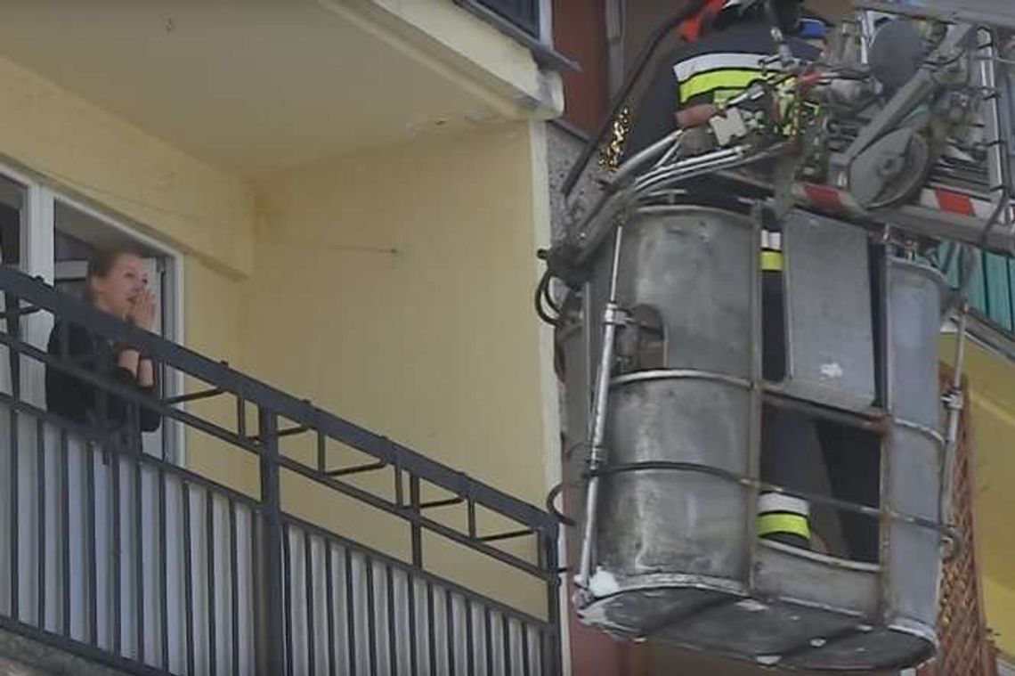 Nietypowe oświadczyny. Strażak na podnośniku dostał się na balkon swojej wybranki (wideo)