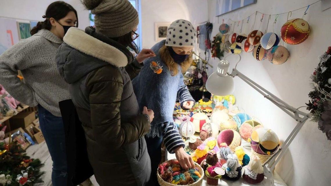 Nietypowe prezenty od lokalnych artystów. Kiermasz świąteczny w galerii Piękno Panie [zdjęcia]