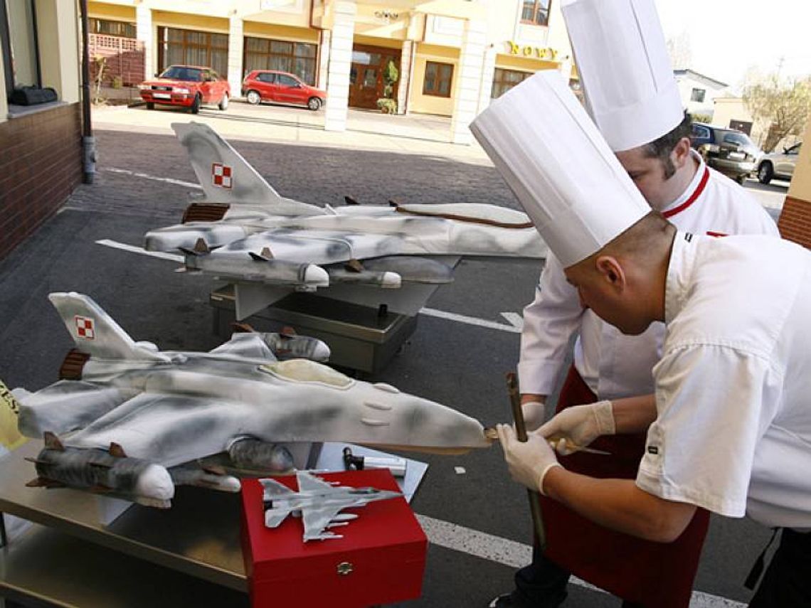 Nietypowe zamówienie od wojska. Tort w kształcie F-16 Nietypowe zamówienie od wojska. Tort w kształcie F-16