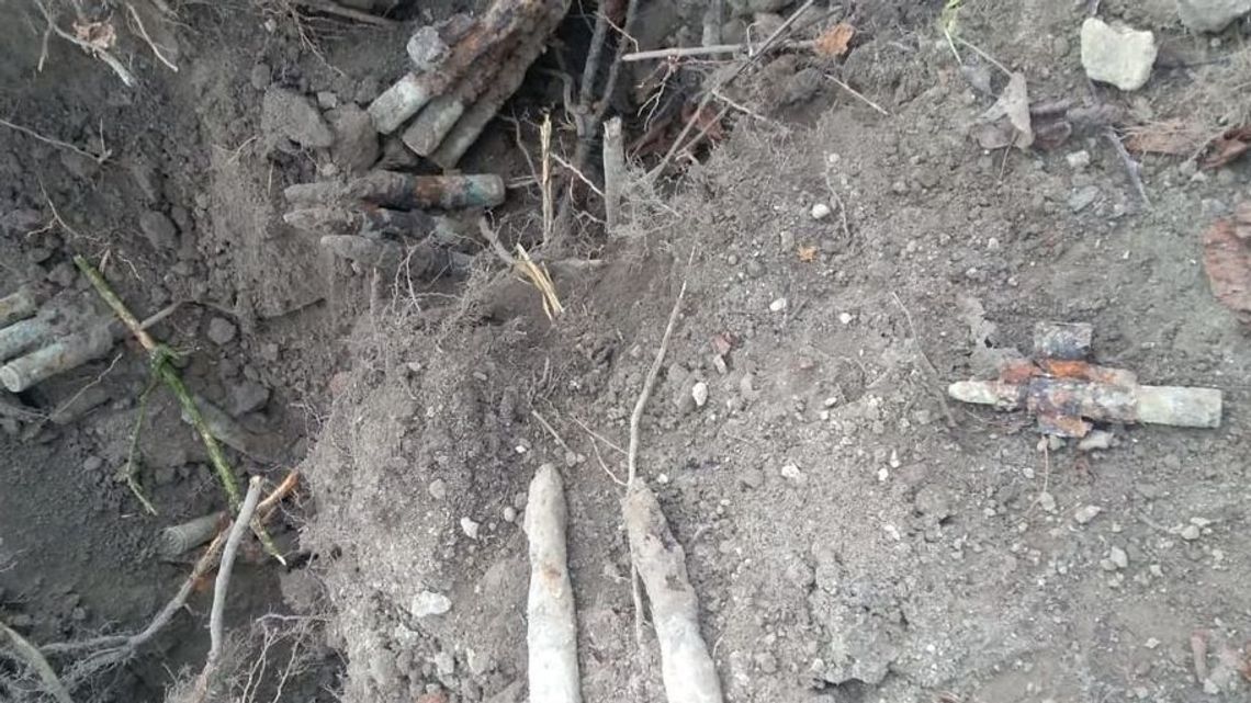 Nietypowe znalezisko w powiecie zamojskim. Operator koparki wykopał pociski [zdjęcia]