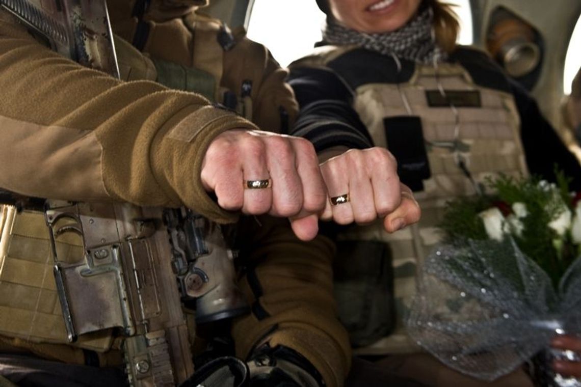 Nietypowy ślub polskich żołnierzy. Komandos i pilot śmigłowca pobrali się w Afganistanie