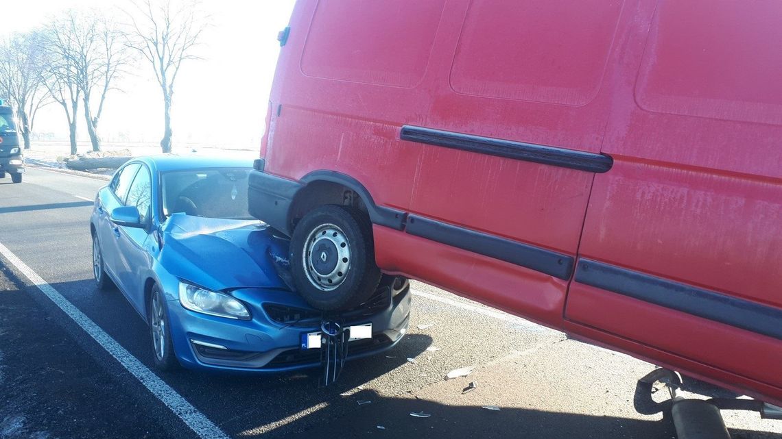 Nietypowy wypadek w Bezwoli. Bus wjechał tyłem na maskę osobówki [zdjęcia]