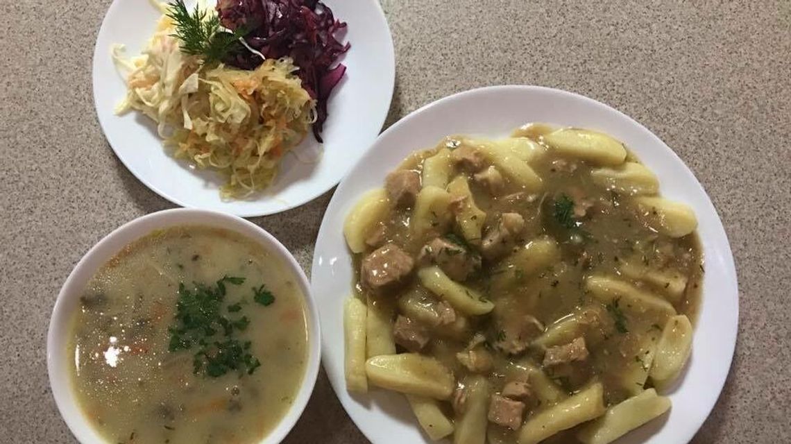 Nieuczciwa klientka widziała larwy w jedzeniu. Sąd wsadził ją do więzienia 