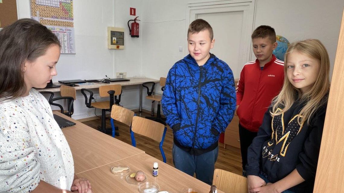 Niewielka wiejska szkoła wygrała duże pieniądze na chemiczne laboratorium Niewielka wiejska szkoła wygrała duże pieniądze na chemiczne laboratorium