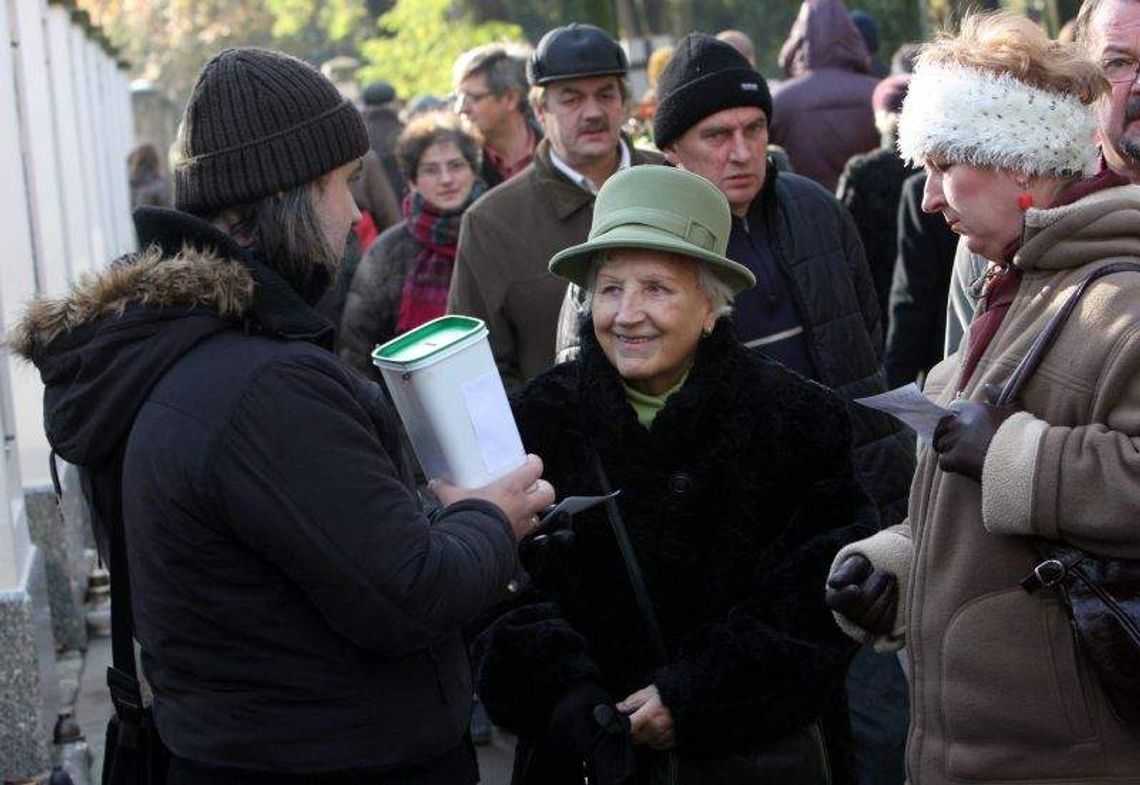 Niewielu chętnych do kwestowania na cmentarzu przy ul. Lipowej Niewielu chętnych do kwestowania na cmentarzu przy ul. Lipowej