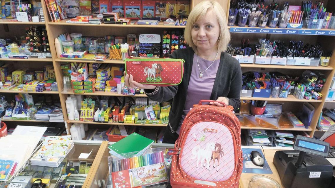 Niewielu chętnych na szkolne zakupy. Rodzice czekają na pieniądze z "300 plus"?