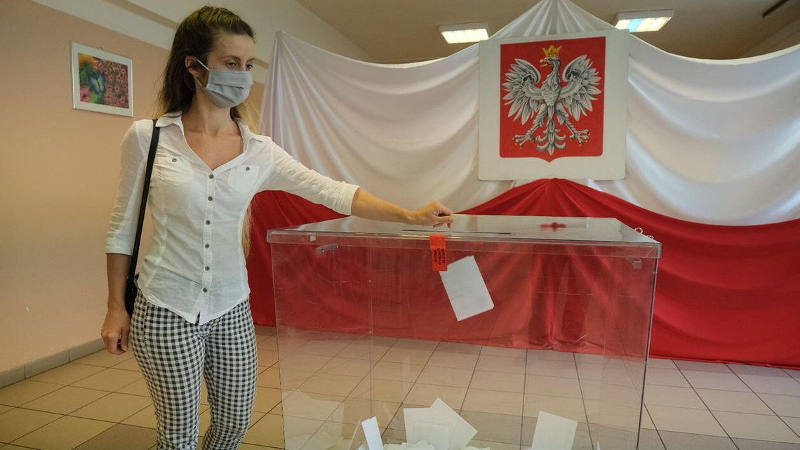 Niewłaściwe zaplombowanie urn i nieprzestrzeganie zasady tajności. Obserwatorzy śledzą przebieg głosowania Niewłaściwe zaplombowanie urn i nieprzestrzeganie zasady tajności. Obserwatorzy śledzą przebieg głosowania