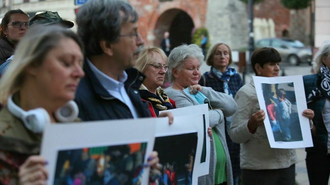 Niezadowoleni z "kryzysu humanitarnego" na granicy polsko-białoruskiej. Protest przed siedzibą PiS w Lublinie [zdjęcia]