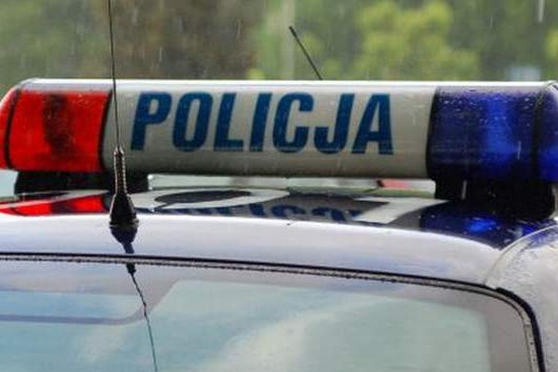 Niezdarni złodzieje czekali w aucie na policjantów