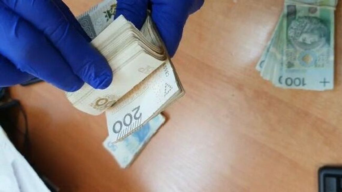 Niezła wpadka w Puławach. Pakowali kontrabandę na oczach policjantów Niezła wpadka w Puławach. Pakowali kontrabandę na oczach policjantów