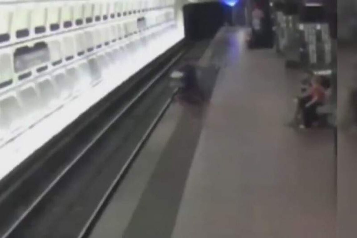 Niezwykła akcja ratunkowa w metrze. Mężczyzna na wózku zjechał z peronu na tory