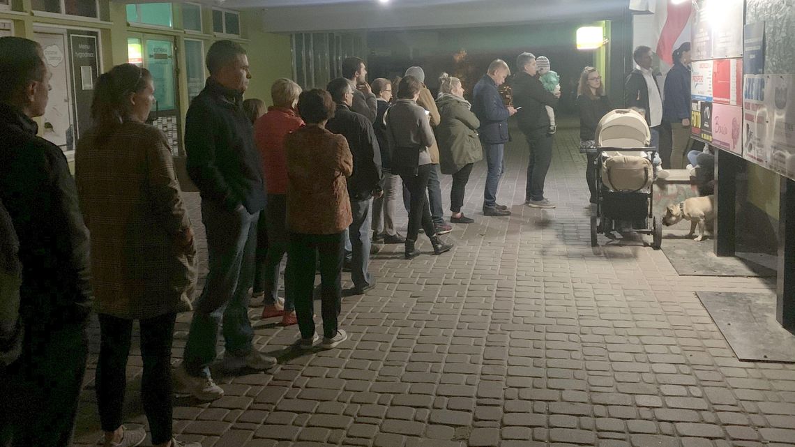 Niezwykła frekwencja w wyborach. Ludzie głosowali nawet 45 minut po zakończeniu ciszy wyborczej