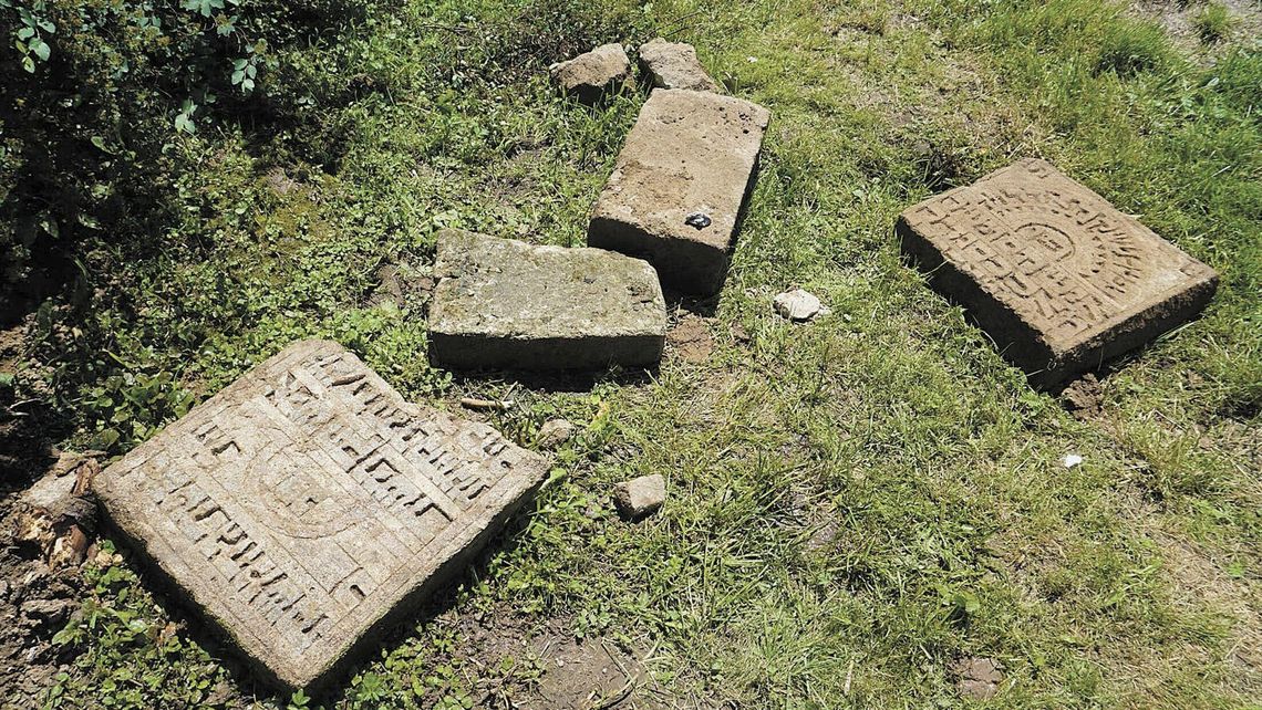 Niezwykłe odkrycie na Zamojszczyźnie. Schody do kapliczki były zrobione z macew