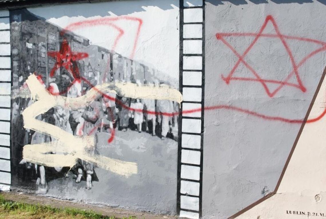 Niezwykły mural w Trawnikach zdewastowany. \"Baliśmy się tego\" Niezwykły mural w Trawnikach zdewastowany. \"Baliśmy się tego\"