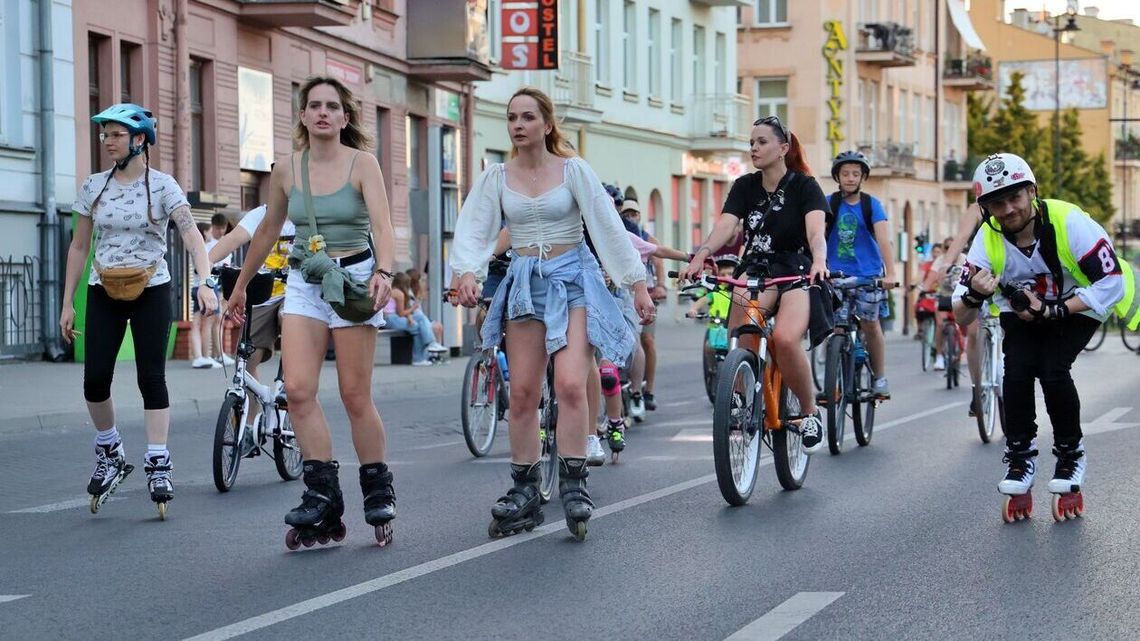 Nightskating na rolkach i rowerach. Pokonali ponad 20 kilometrów przez miasto Nightskating na rolkach i rowerach. Pokonali ponad 20 kilometrów przez miasto