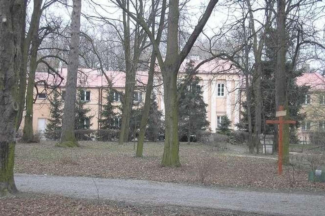 Nikt nie chce zabytkowego dworku z parkiem. Cena spadnie