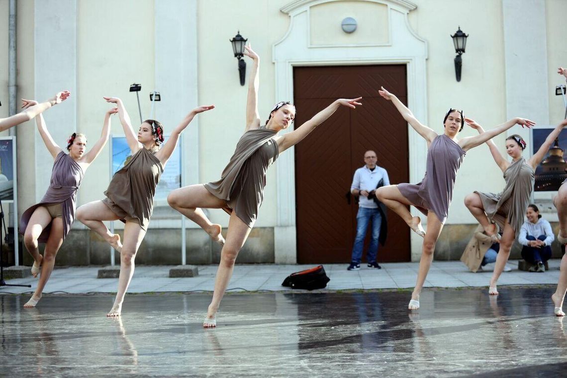 Nikt nie podpierał ściany. Lublinianie roztańczyli się pod Centrum Kultury