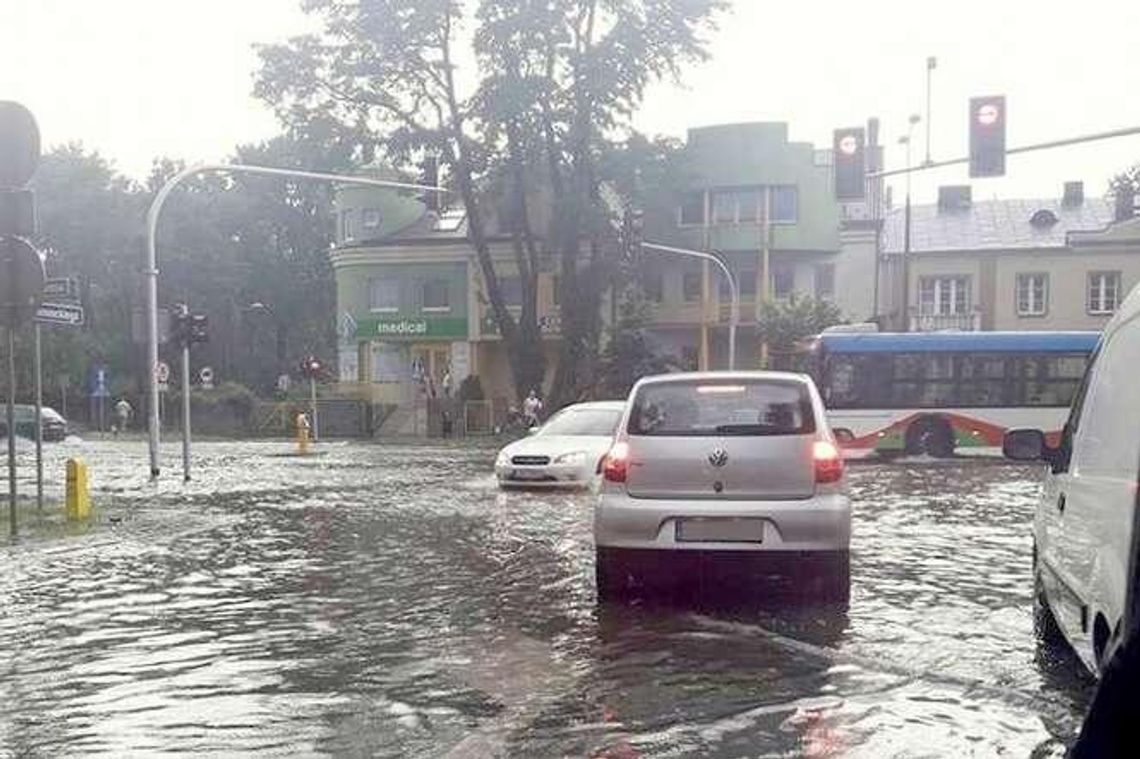 Nikt nie przewidział takiego deszczu. Urzędnicy: IMGW "nie popisał się"