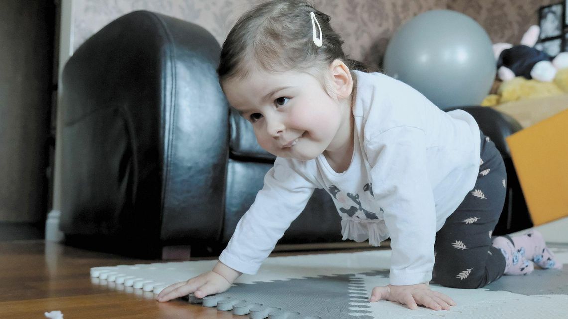 Nina raczkuje. Dziewczynka z SMA, po podaniu leku jest coraz bardziej samodzielna