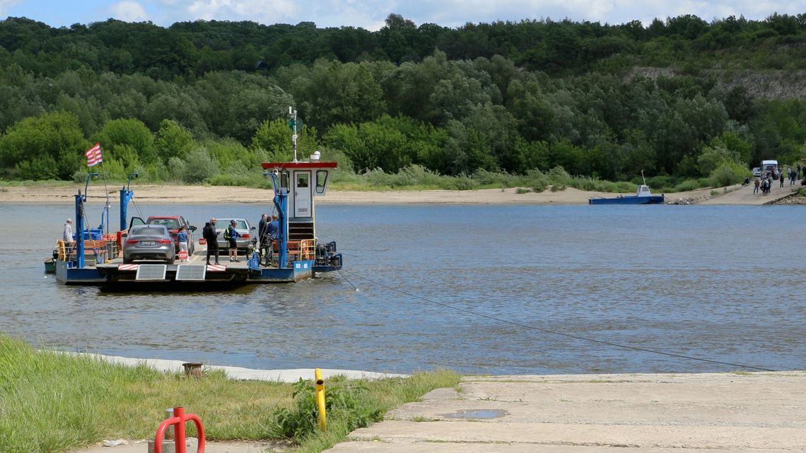 Niski stan Wisły kłopotem dla promu. "Czasem wydaje się, że szoruje brzuchem po dnie"