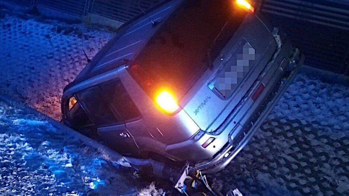 Nissan w rowie. To będzie kosztować kierowcę 1200 zł mandatu