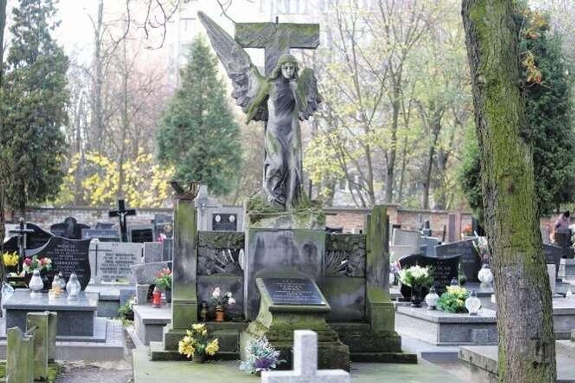 Niszczeje nagrobek zasłużonego lublinianina. Dlaczego miasto go nie odnowi?