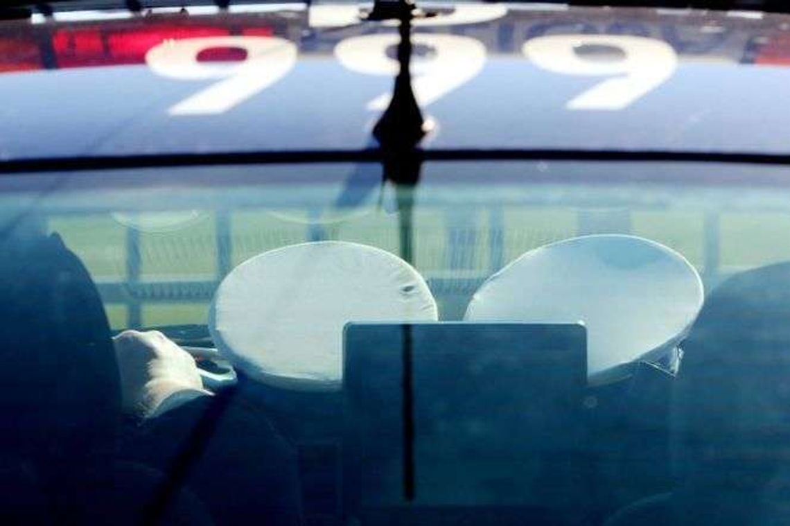 Niszczył radiowóz przed komisariatem. "Chciałem sprawdzić czujność policji"