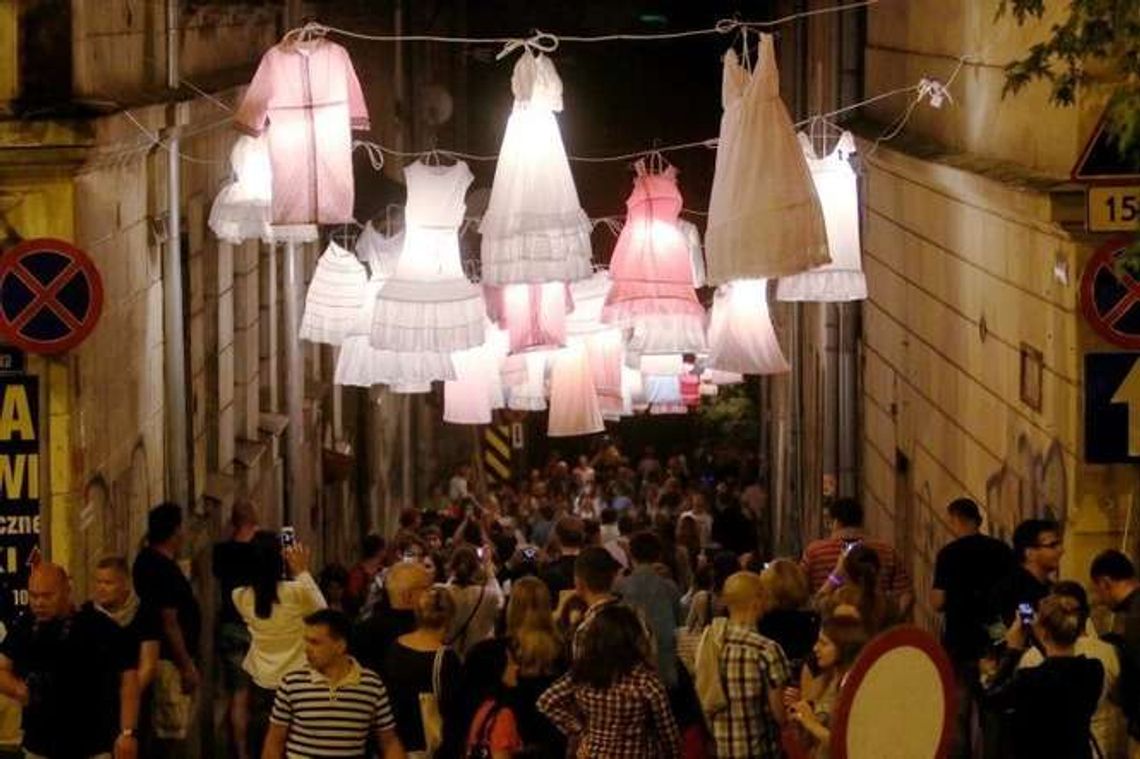 Noc Kultury 2016 w Lublinie: Stare Miasto na niebiesko, trawnik na ul. Lubartowskiej. Program wydarzeń