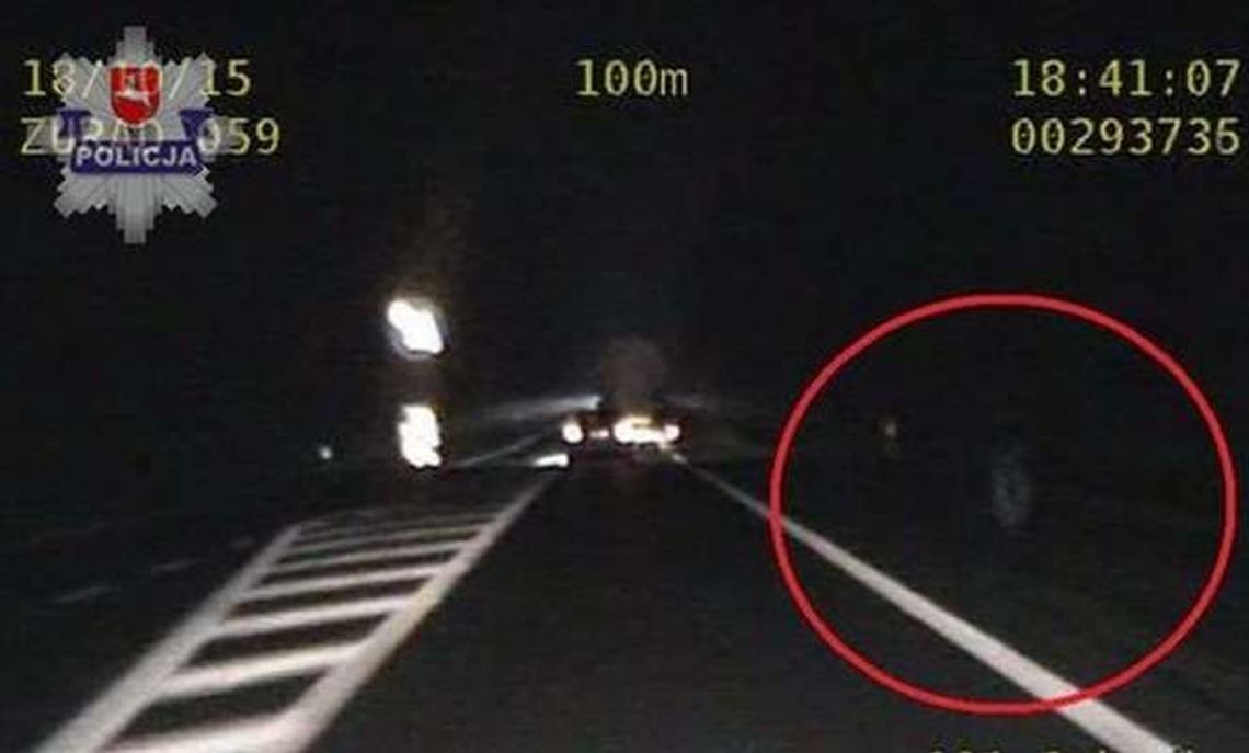 Nocą po ruchliwej drodze bez odblasków. Dostał mandat i kamizelkę (wideo)