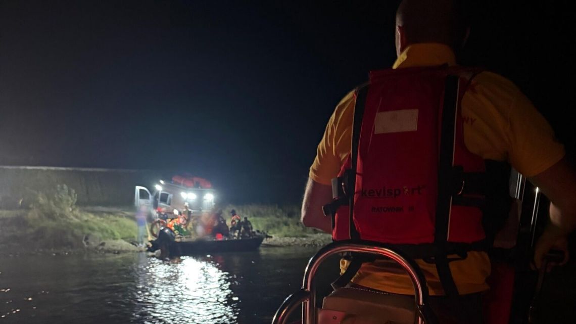 Nocna akcja WOPR. Łódź utknęła na Wiśle w Kazimierzu Dolnym 