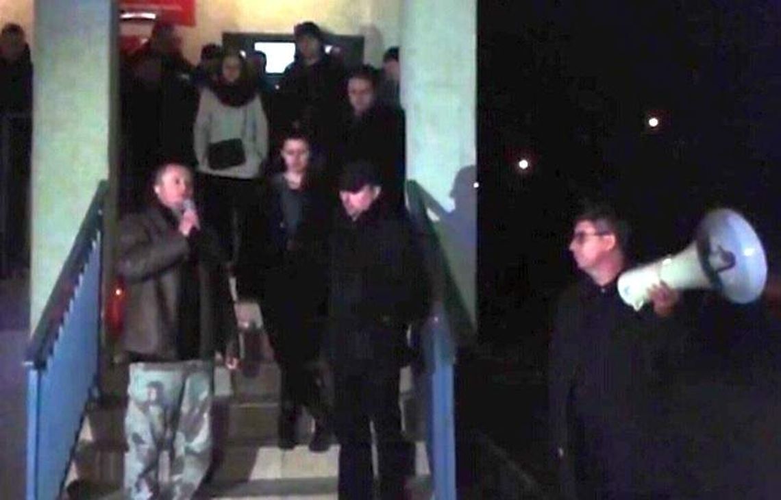 Nocne zamieszki pod komendą policji w Legionowie