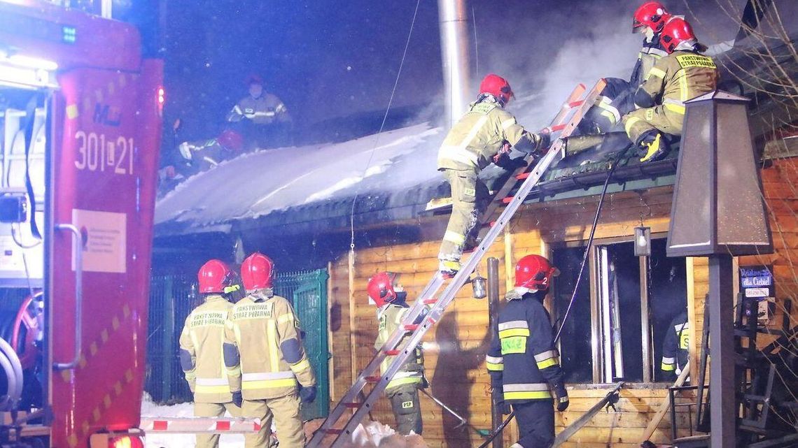 Nocny pożar w "Karczmie pod strzechą". Zapalił się dach i strop restauracji [zdjęcia]