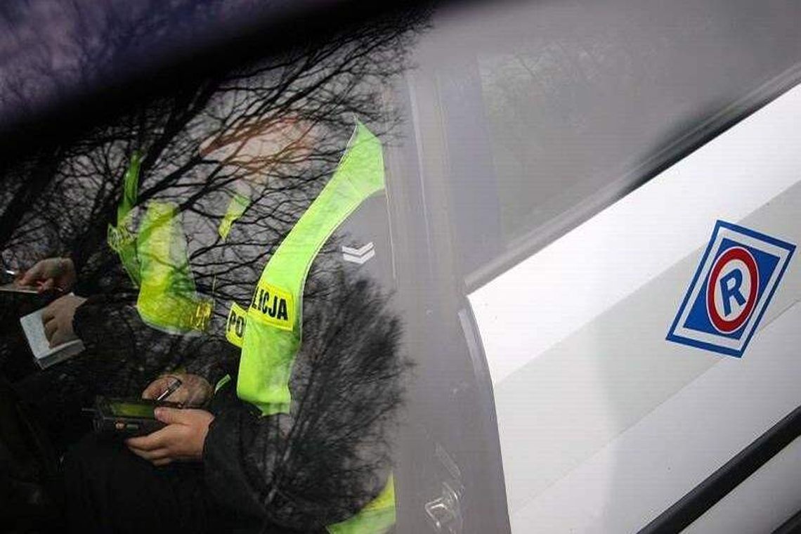 Nocny rajd pijanego 18-latka zakończył się dachowaniem