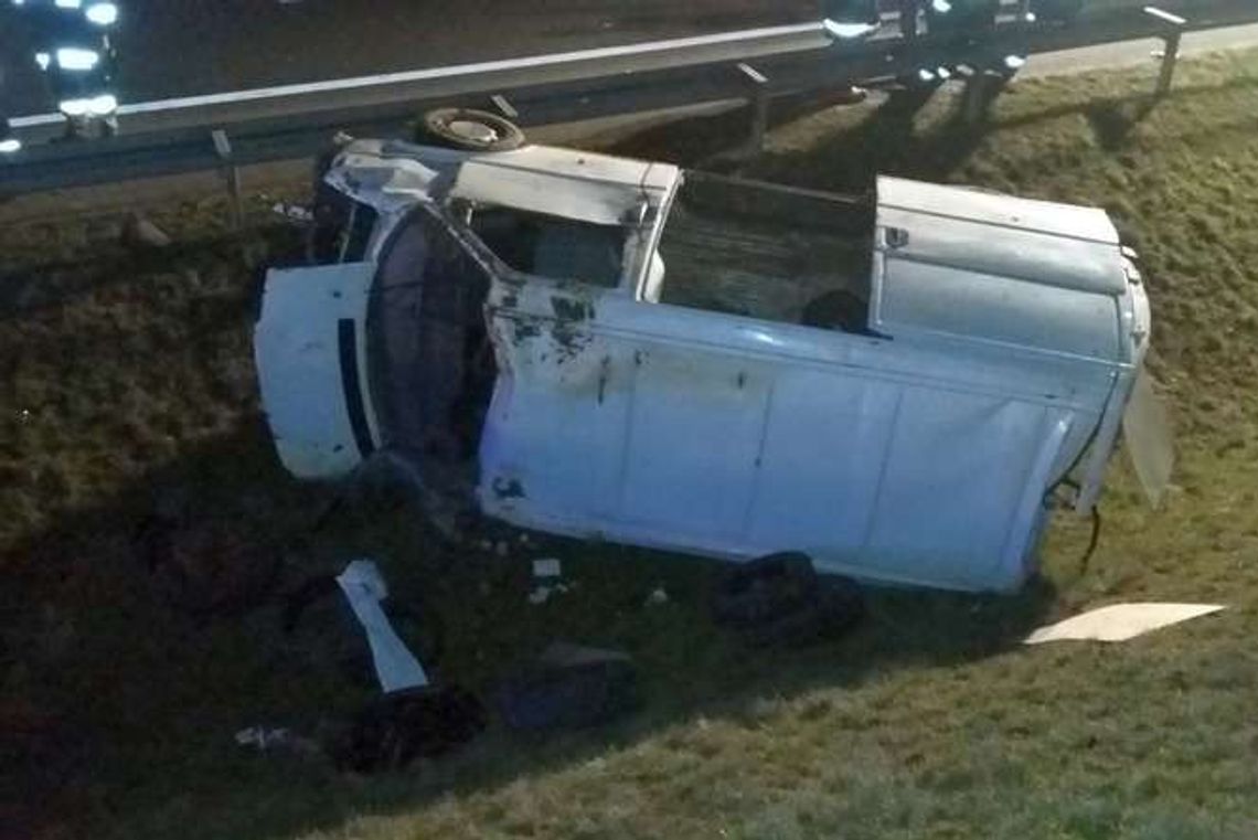 Nocny wypadek koło węzła Jastków. Bus wypadł z drogi