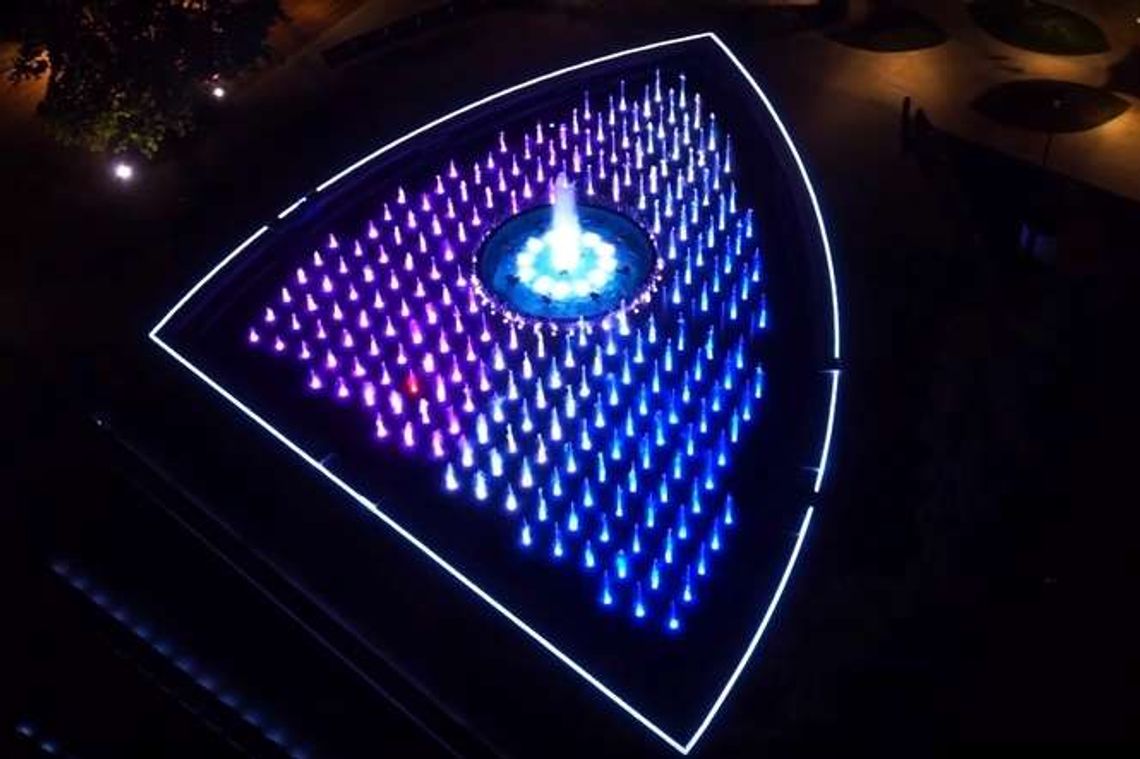 Nowa fontanna na pl. Litewskim. Nocne wideo z drona