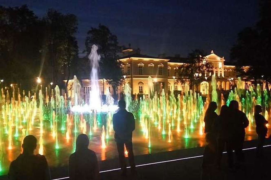 Nowa fontanna na placu Litewskim robi furorę wśród mieszkańców. Terminy pokazów Nowa fontanna na placu Litewskim robi furorę wśród mieszkańców. Terminy pokazów