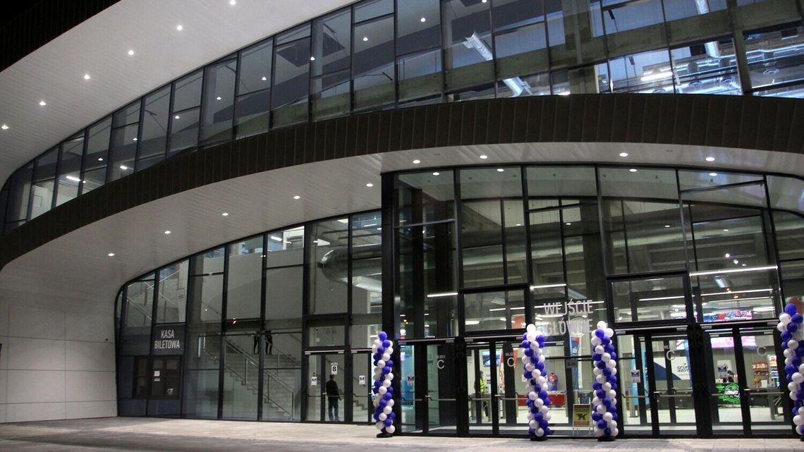 Nowa hala, ale duża przestrzeń świeci pustkami 